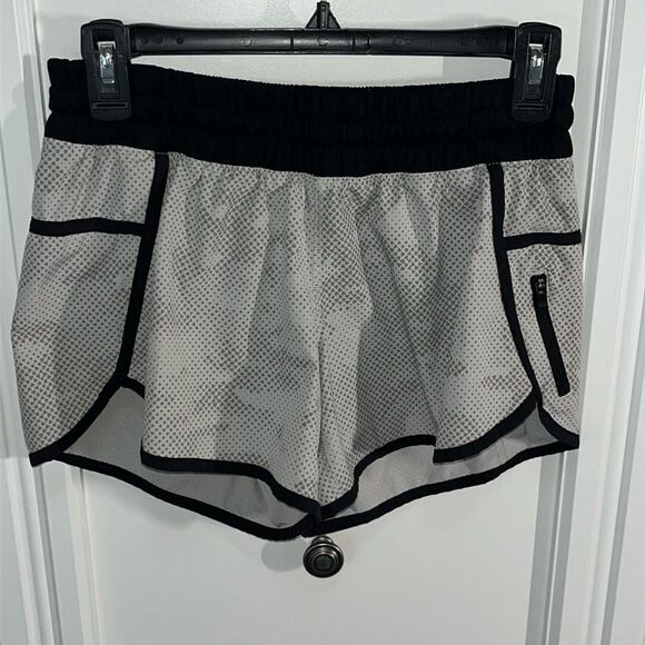 LULULEMON Tracker Short III Size 6 - Picture 1 of 11